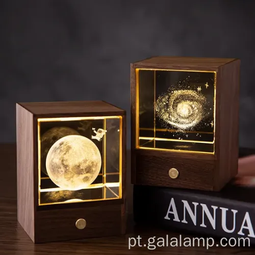 Luz noturna de madeira encantada com esfera de cristal